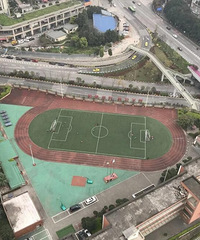 太魔幻了!重庆一小学建在绝壁上,师生上课要爬90多级台阶