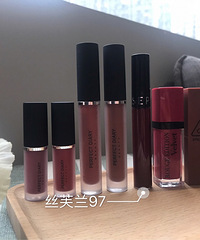 分享几支我新入坑的平价口红,这支不到30元,上唇轻薄不沾杯