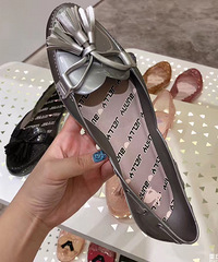 ����һ����Ů�ı����̩��Ʒ�ƣ���ֱ������Ǯ