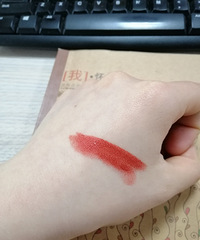 去年订的故宫口红,今天才收到!快来看看我的试色吧