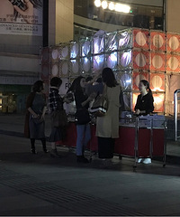发现观音桥晚上有花车卖香水,祖·玛珑才400块,是不是新骗局