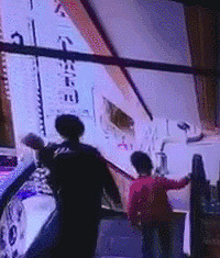 女子抱娃,婴儿从3楼扶梯坠落身亡