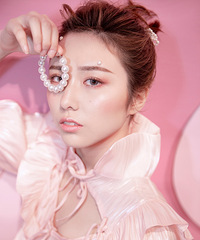 两套风格迥异的造型,一组摩登一组仙女,选对造型都好美