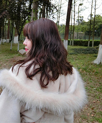 跟着今年的流行趋势换发型!显皮白的发色+显脸小的卷发