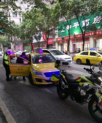 交警叔叔把腿脚不便的老人抱上了出租