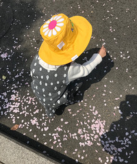 跟团给小朋友买的帽子颜色好惊艳,正反两面都可以戴,很适合拍照