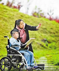 轮椅上的孩子说“要上学” 于是家中出现了24位老师