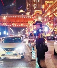 凌晨1点的洪崖洞: 游客散去 民警嗓子哑了