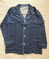 给娃儿爸爸买的睡衣,面料是贡缎棉绸,手感超顺滑超舒服