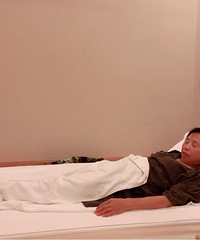 带老妈体验正宗的泰式按摩,按得全身嘎嘣响,按完后全身好舒爽