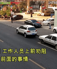 他驾车加完油在出口抽烟,遭加油站员工用灭火器喷头