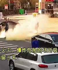 他驾车加完油在出口抽烟,遭加油站员工用灭火器喷头