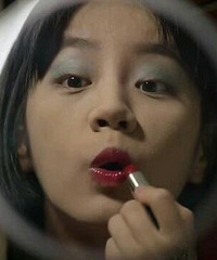 还记得你拥有的第一件化妆品是什么嘛?当时多大