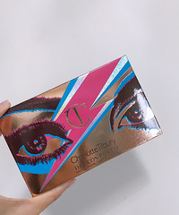 看美妆博主试色感觉太美,自己也入手了同款眼影,粉质太细腻