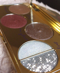 看美妆博主试色感觉太美,自己也入手了同款眼影,粉质太细腻