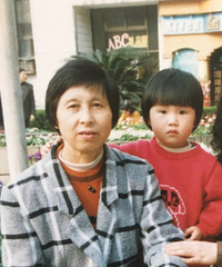 被婆婆一手带大,82岁的她走路健步如飞,还坚持自己一个人住