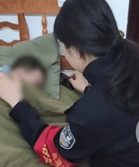 两岁萌娃商场里走失 在派出所里睡了个安稳觉