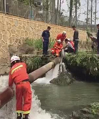 2岁男童落水卷入管道,救援人员拆了500米,还是没能救回他