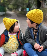 担心哥哥拉不出粑粑,2岁妹妹坐门口为哥哥加油...