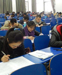 今年的重庆公务员考试昨天举行,最热岗位竞争比例高达469:1