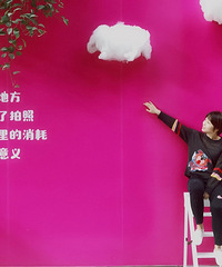 ���챾��ɫ��Ѥ���ļ��ڣ�����ȴ���ϴ���ɫ