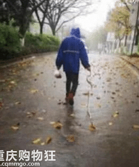 外卖小哥高校送餐 顺便抓了条蛇