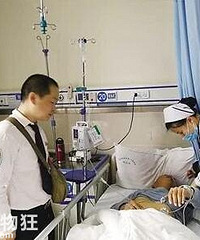 老人公交车上突然晕倒 司机乘客暖心营救