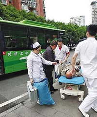 老人在607路公车上晕倒,司机乘客暖心营救