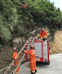 8名女子登山被困,消防20分钟解救
