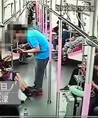 渣男!男子向女孩索要微信被拒 列车关门瞬间击打对方然后跑下车