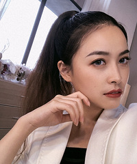 一直想穿西装拍婚纱照,这张照片像不像保安与女企业家的爱情故事
