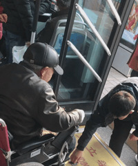 第一次知道国内的公交车有这设计,重庆也有这个车型啊!