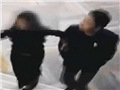 女生挽着刘强东进了屋
