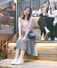 安利一套特别适合约会的穿搭,粉色上衣满满的少女心,好上镜