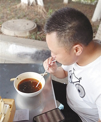 吃重庆小面喝汤配吸管 这种新吃法你接受吗?