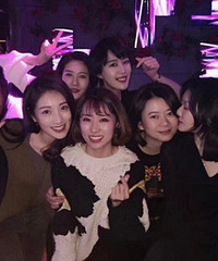 毕滢风波后现身张丹峰杀青宴站C位