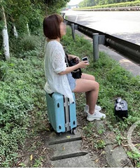 女子被黑车甩在高速,淡定玩“吃鸡”