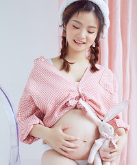 肚子显怀,所以早早的去拍了孕妇照,记录和宝贝合体的日子