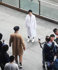 周冬雨正在江北嘴大剧院附近拍戏