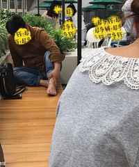 男子坐到饮品店的椅子上淡定抠脚,边抠边笑