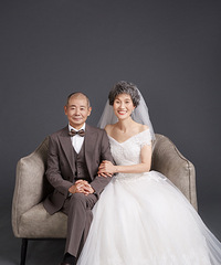爸爸妈妈结婚40年没有拍过婚纱照,这次悄悄给他们定了纪念照