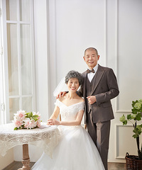 爸爸妈妈结婚40年没有拍过婚纱照,这次悄悄给他们定了纪念照