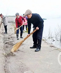 七旬夫妇义务清扫江边垃圾13年