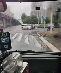 大雨的早上,碰到好心的公车司机