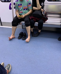 他一上轻轨就脱鞋,味道很酸爽