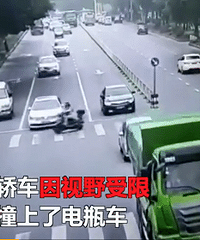 她逆行闯红灯被撞飞