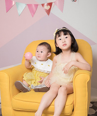 团了一套很划算的写真,带两个女儿拍姐妹照,外景也不加钱