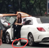 奔驰女司机撞人又撞车