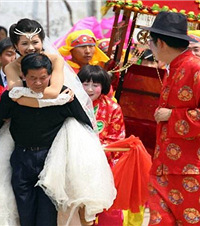 还有这种婚礼习俗?新娘下车必须公公背,有人趁机摸了新娘屁股