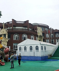 学费2980元的幼儿园,有淘气堡恒温游泳池,还有校车接送